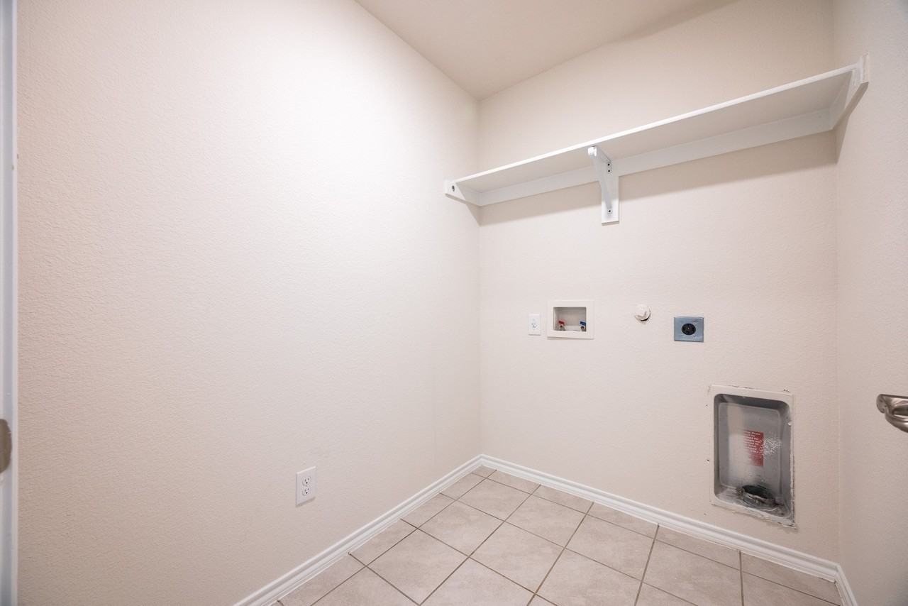 3002 Shetland St - Photo 6 of 25