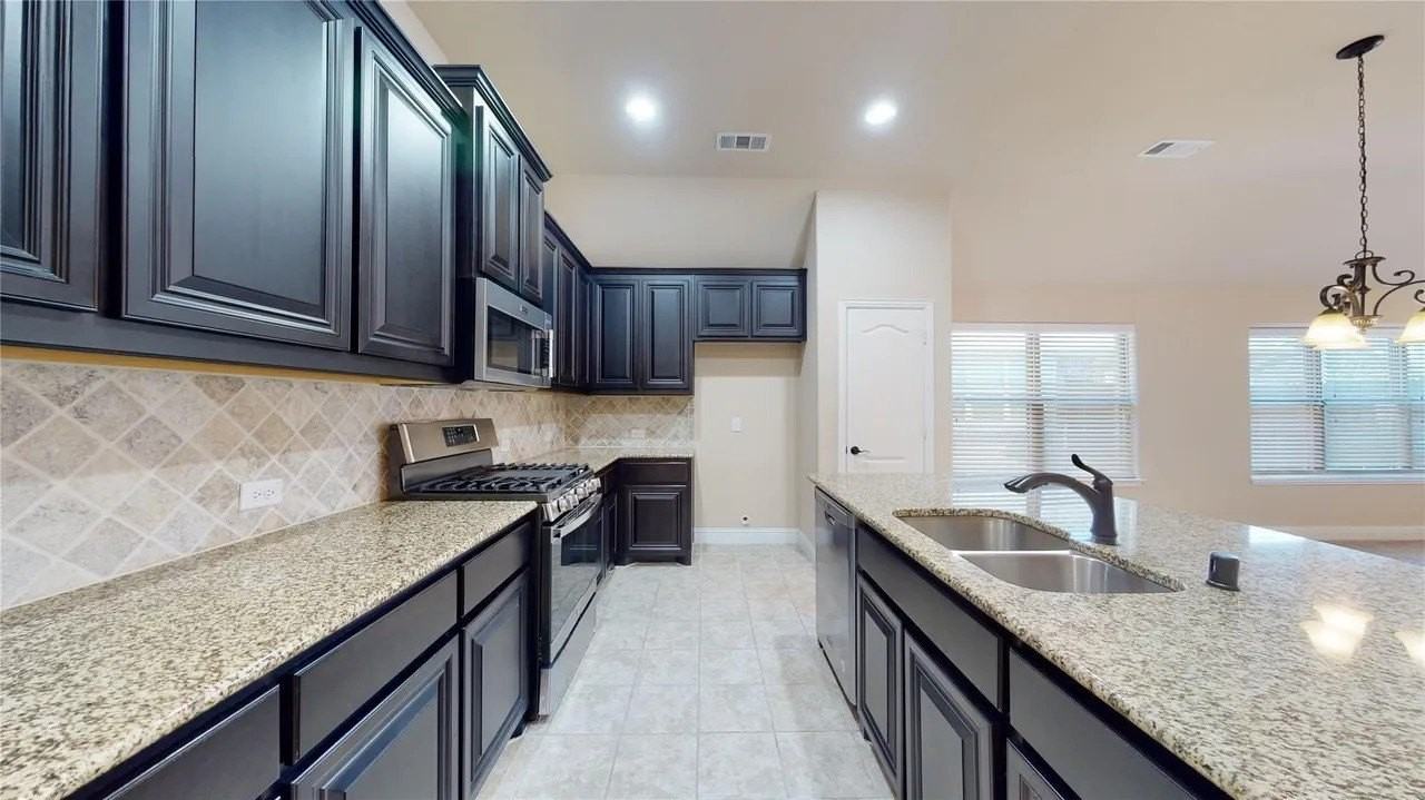 5205 Ambergate Ln - Photo 4 of 18