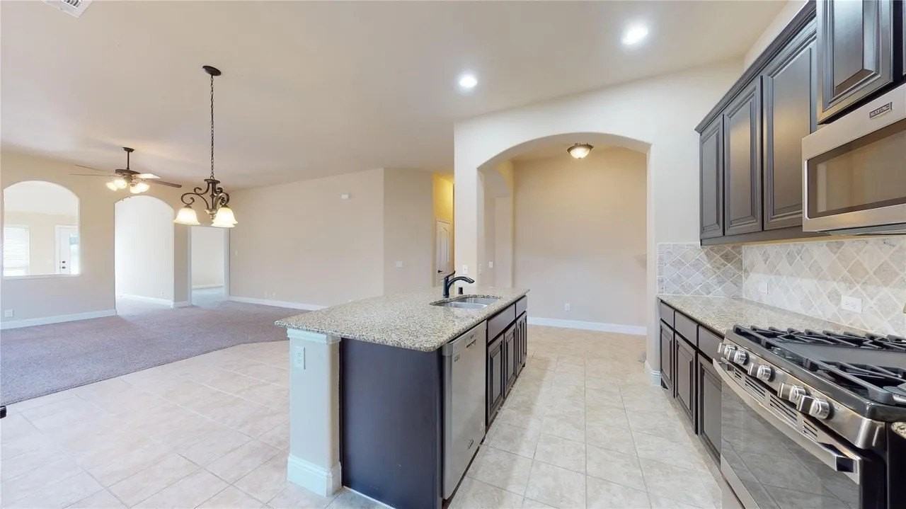 5205 Ambergate Ln - Photo 5 of 18