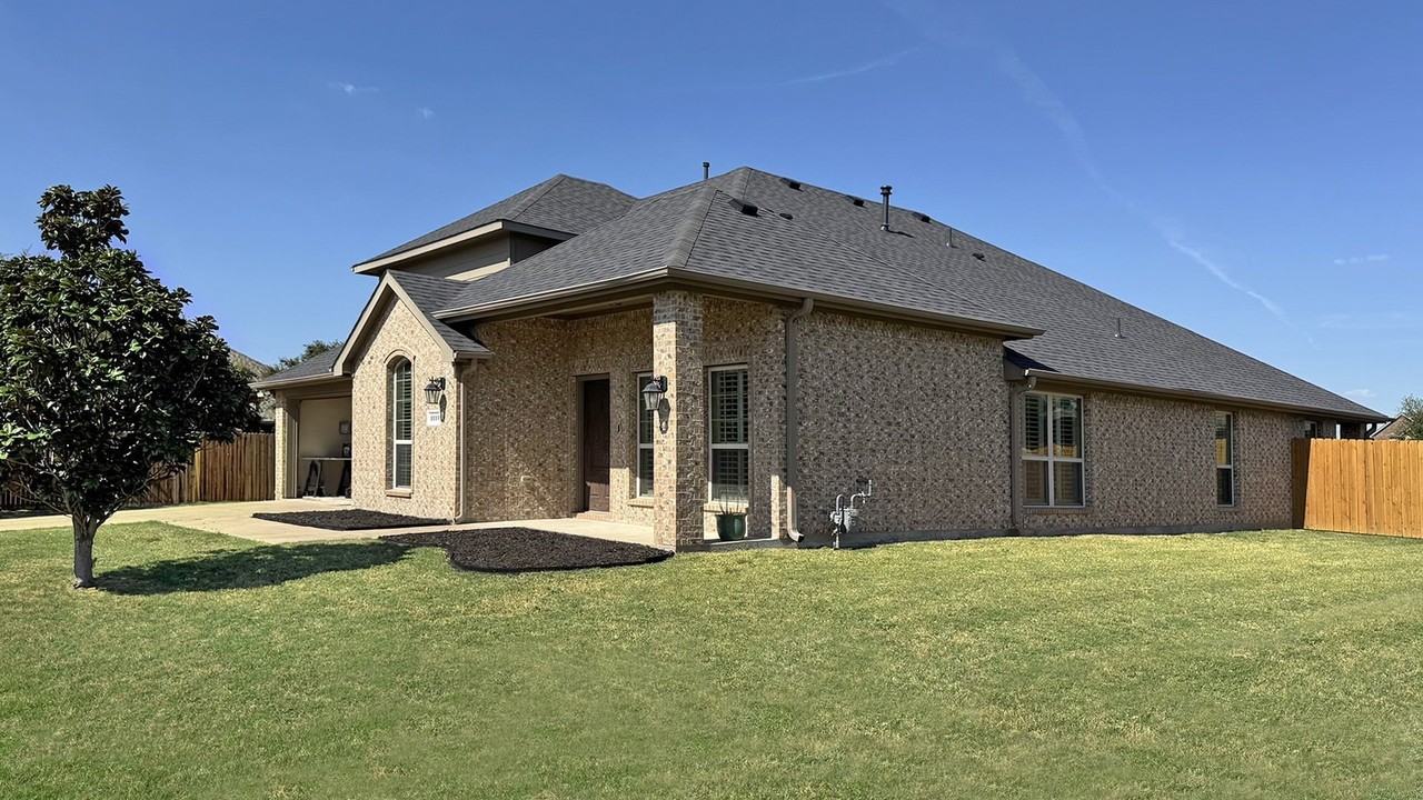1113 Seguin Rd - Photo 2 of 32