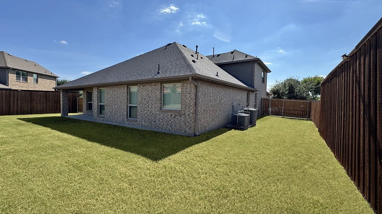1113 Seguin Rd - Photo 5 of 32