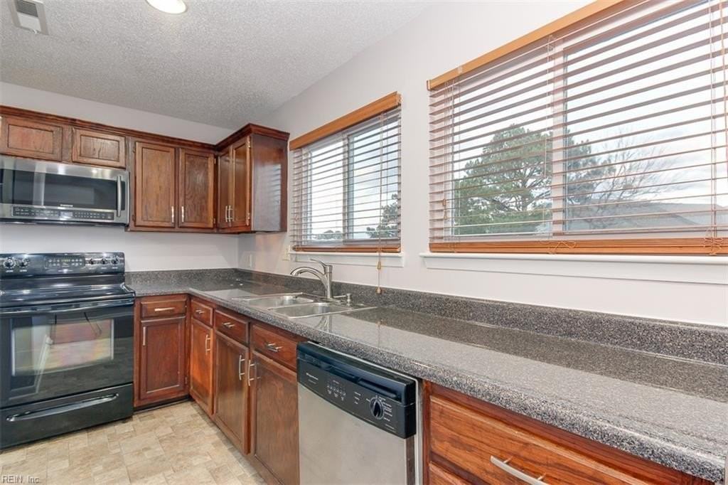 3764 Chimney Creek Dr - Photo 3 of 35