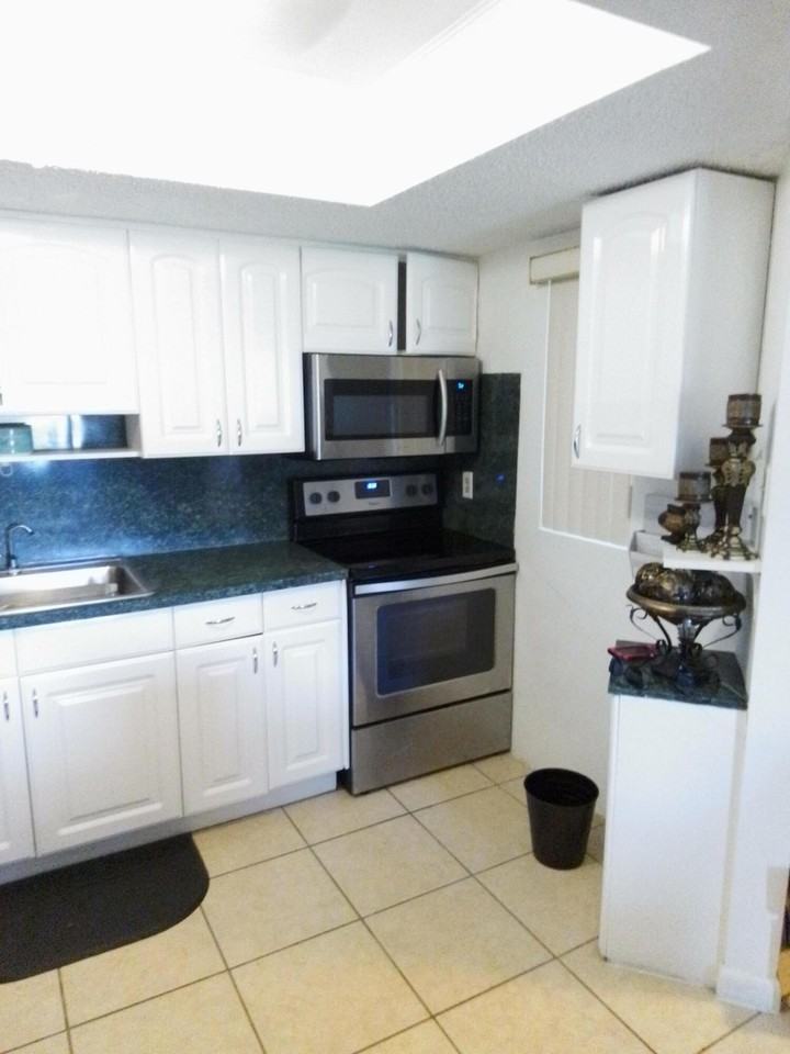 1535 Se Royal Green Cir #D102 - Photo 7 of 20