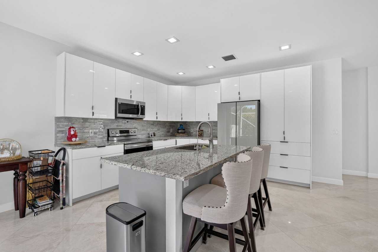 5040 Heron Pl - Photo 3 of 39