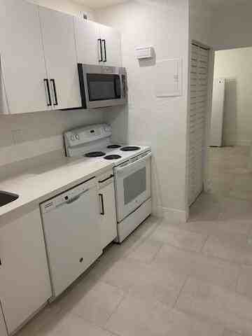 3123 Oakland Shores Dr #D207 - Photo 7 of 11