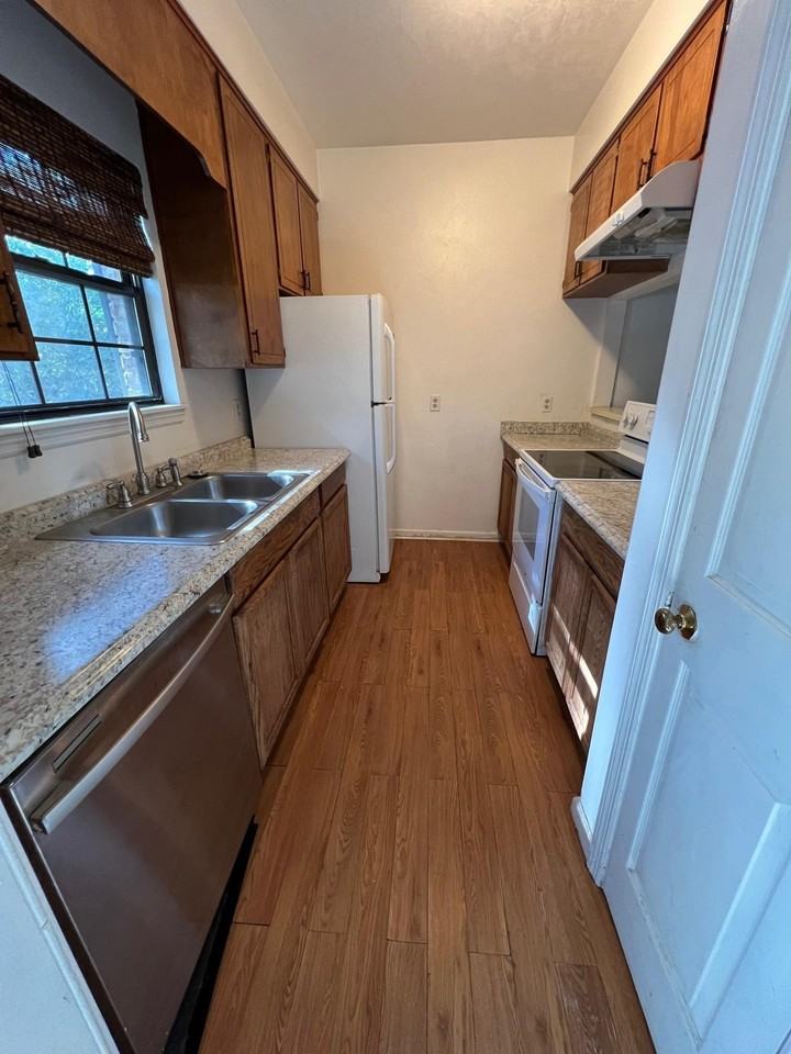 2552 Panther Creek Rd - Photo 4 of 30