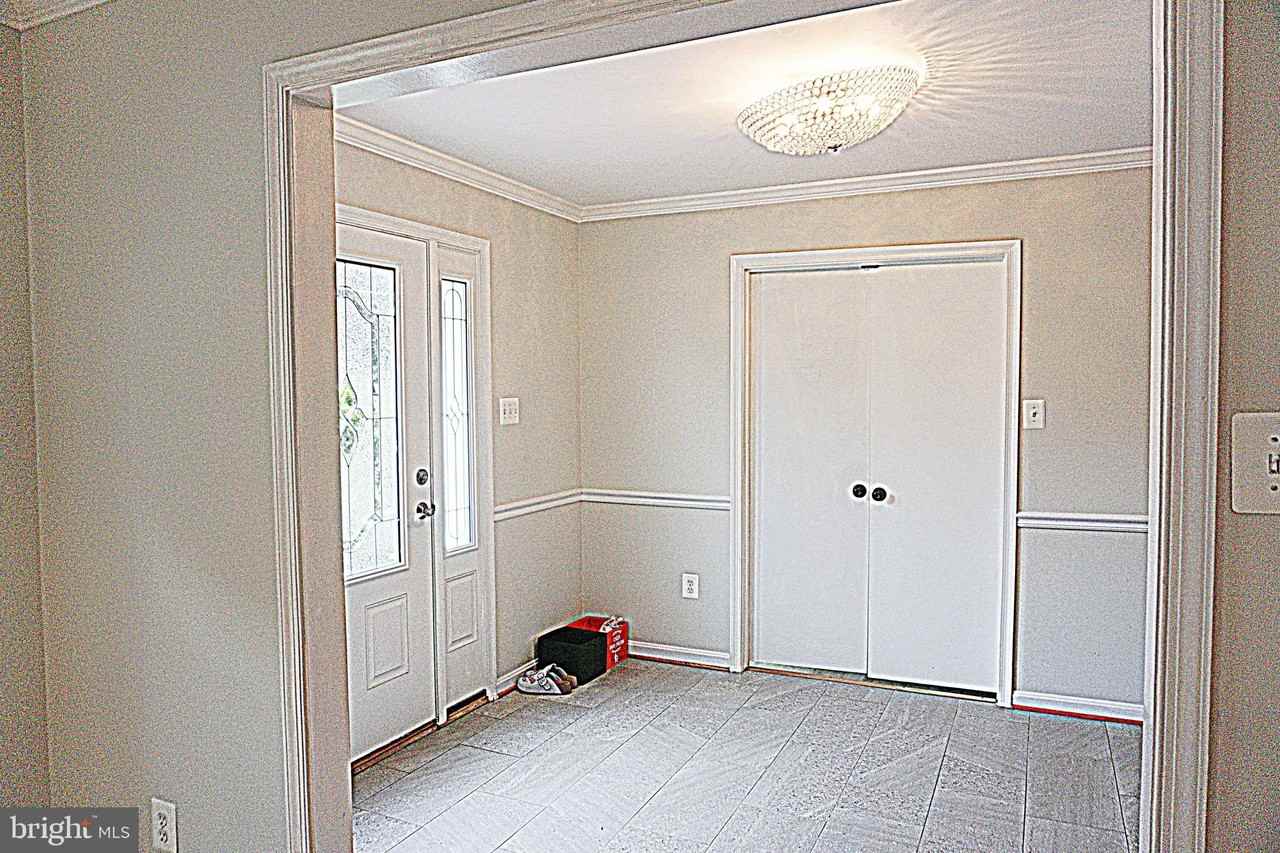 6770 Surreywood Ln - Photo 3 of 50