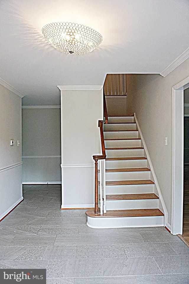 6770 Surreywood Ln - Photo 4 of 50