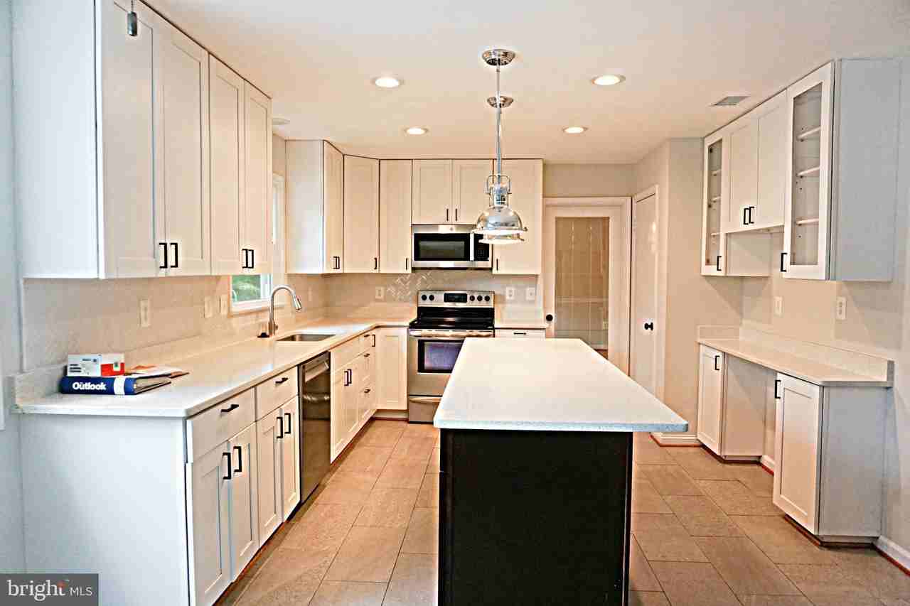 6770 Surreywood Ln - Photo 7 of 50
