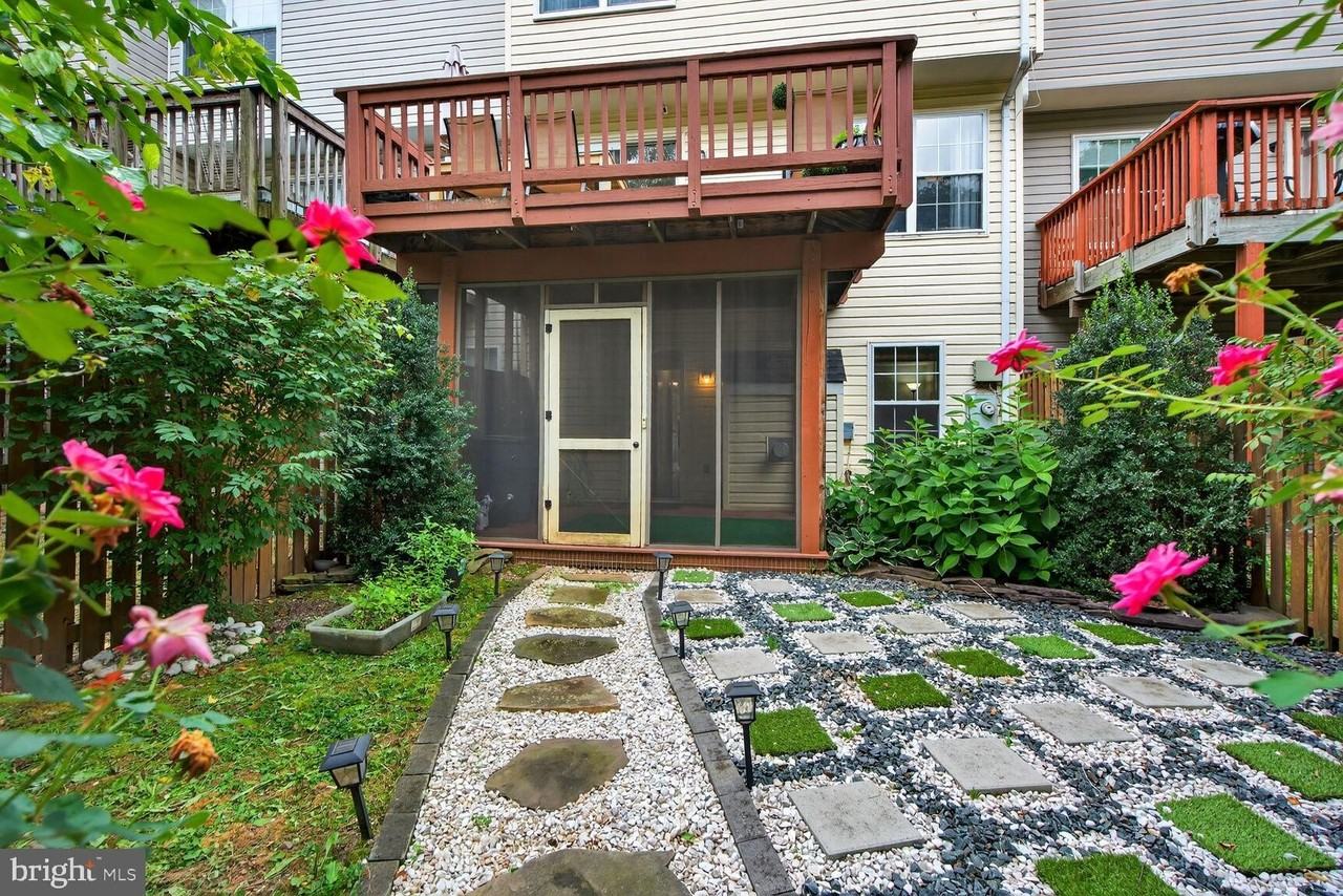 11082 Clovertree Ct - Photo 2 of 23