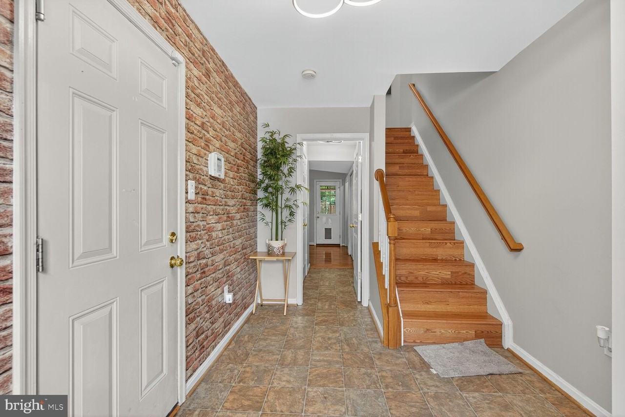 11082 Clovertree Ct - Photo 4 of 23