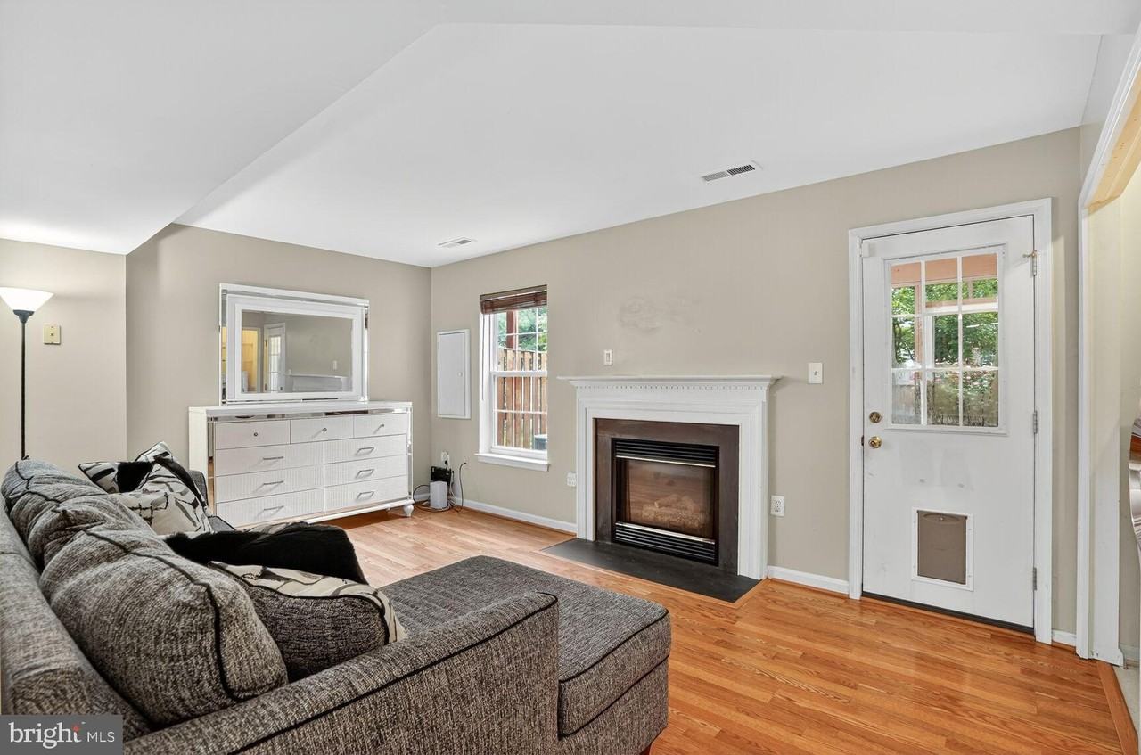 11082 Clovertree Ct - Photo 7 of 23