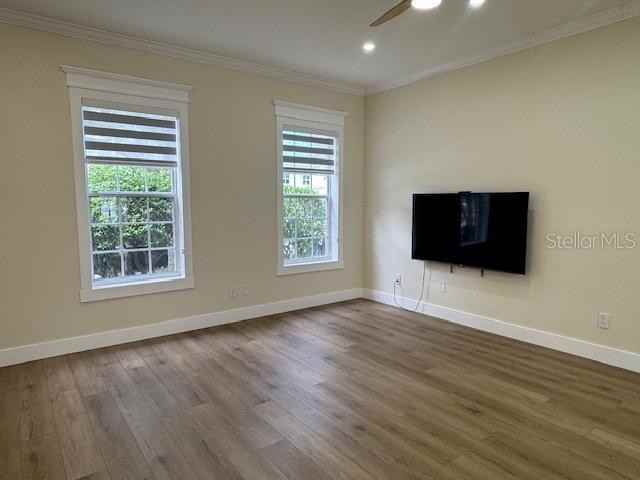 537 Campus St - Photo 4 of 42