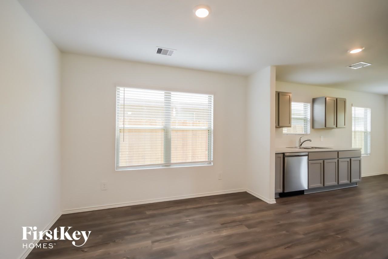 1302 Vincente Ct - Photo 5 of 15