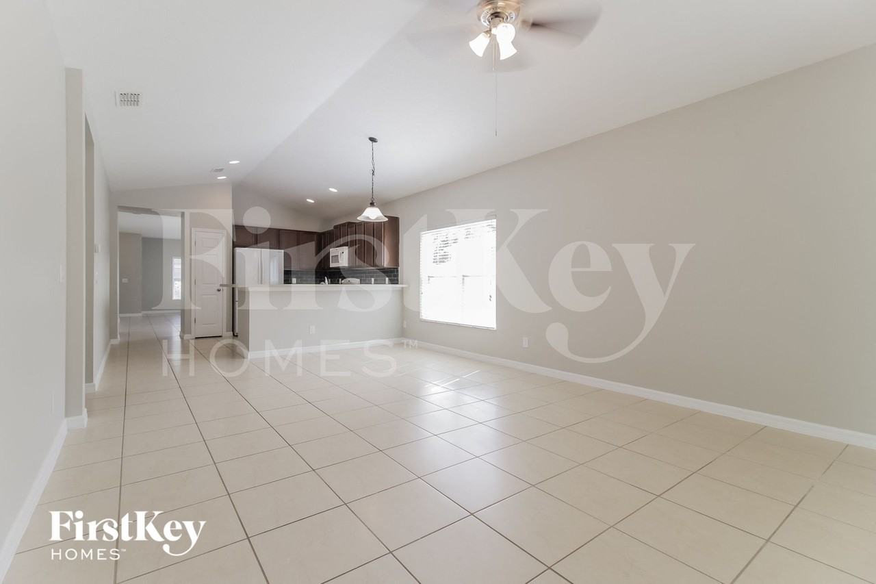 34208 Alameda Dr - Photo 3 of 15