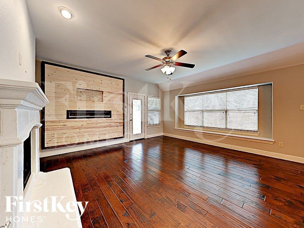 488 Commonwealth Ln - Photo 2 of 16