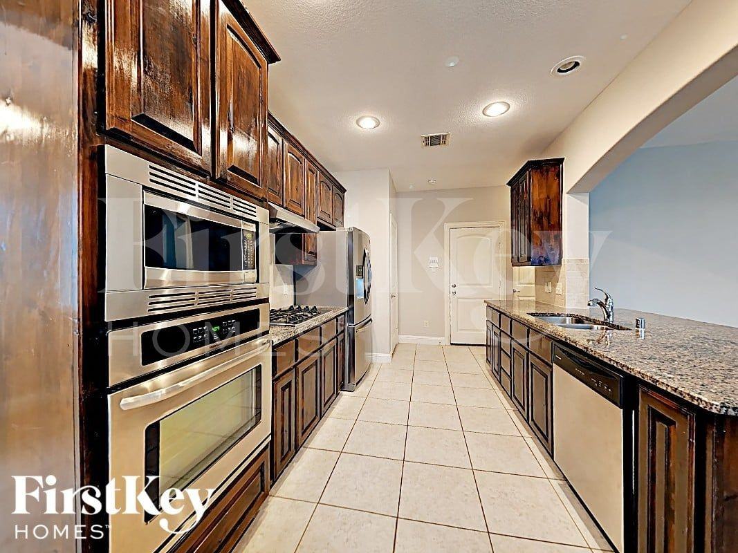488 Commonwealth Ln - Photo 4 of 16