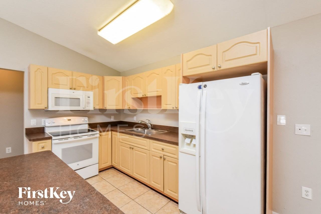 2065 Delta St - Photo 6 of 15
