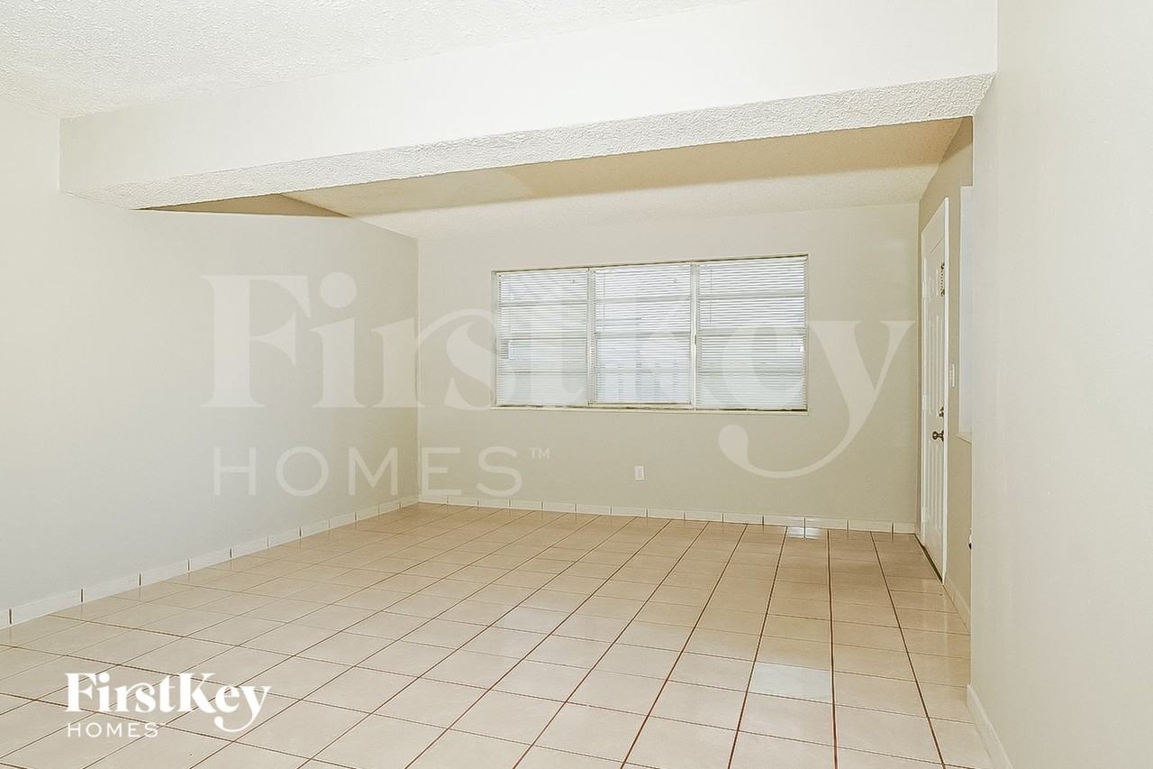 16975 Ne 21st Ave #1 - Photo 5 of 18