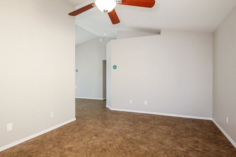 11324 W Golden Ln - Photo 4 of 16