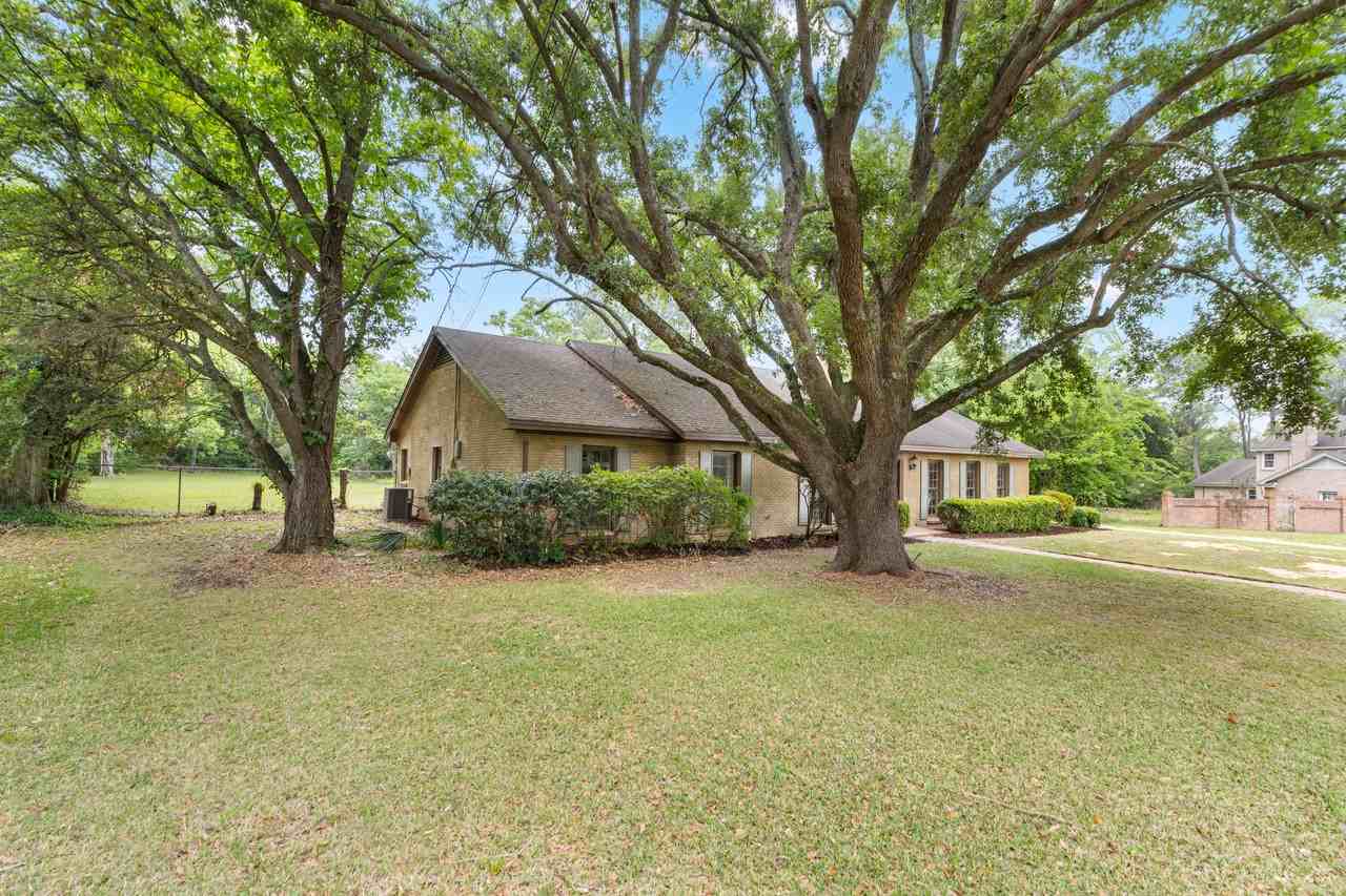 2451 Belcher Dr - Photo 3 of 38