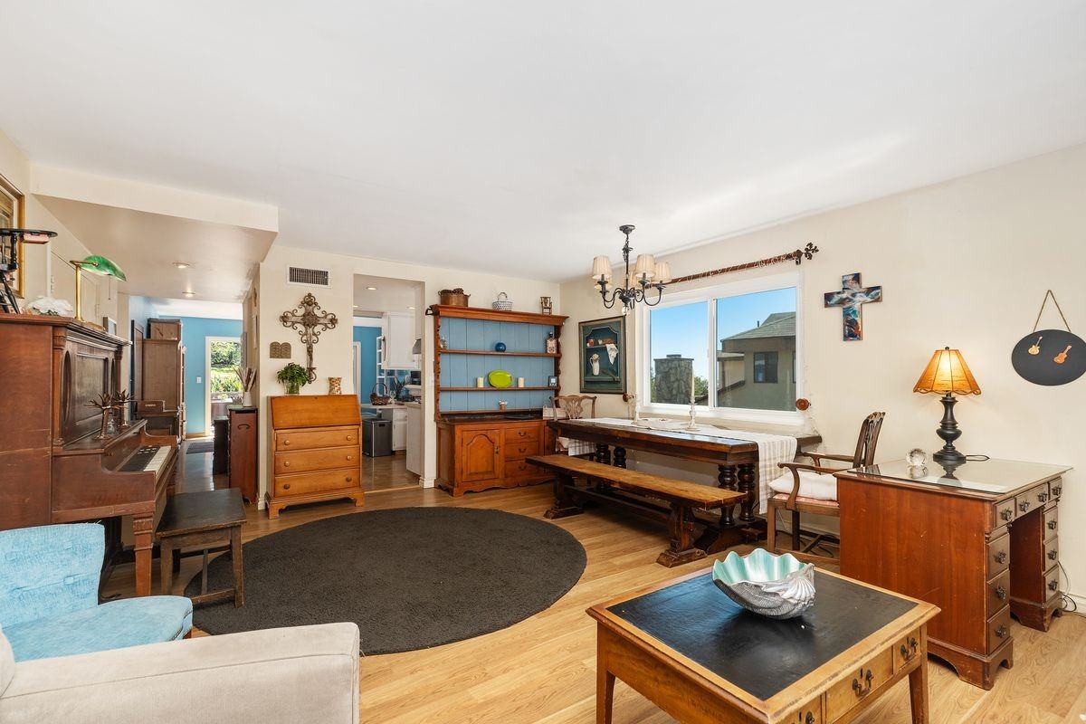 3068 Zell Dr - Photo 4 of 30