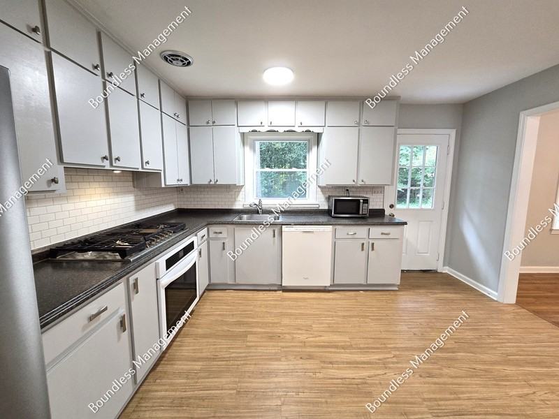 2233 Leafmore Dr - Photo 6 of 18