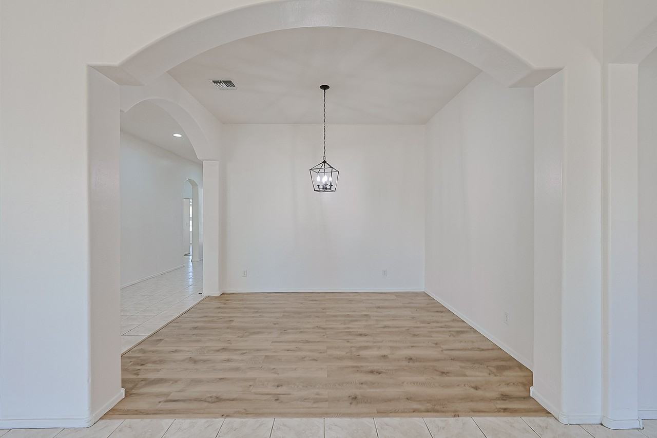7005 S 57th Ave - Photo 4 of 32