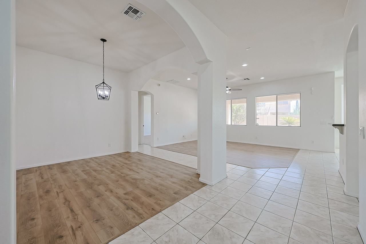 7005 S 57th Ave - Photo 5 of 32