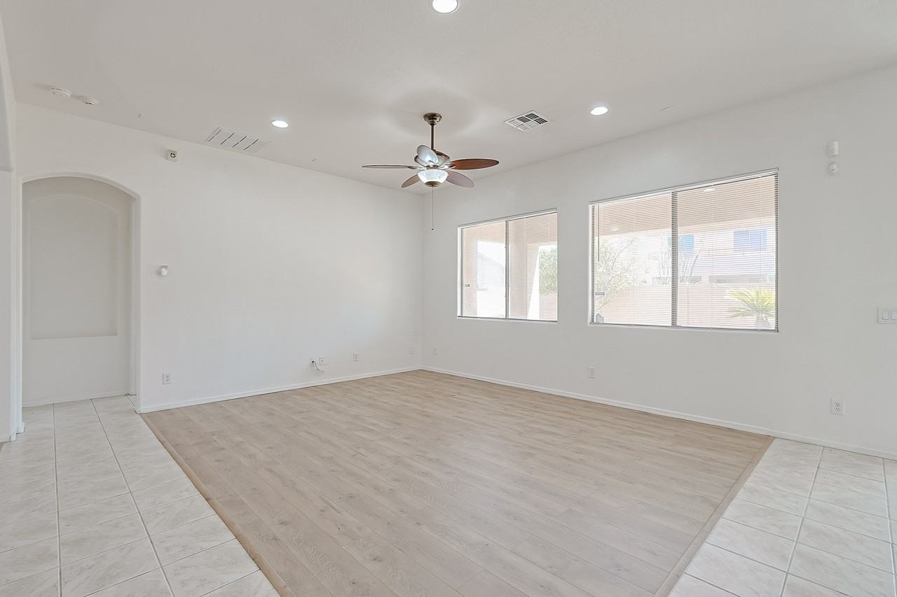 7005 S 57th Ave - Photo 6 of 32