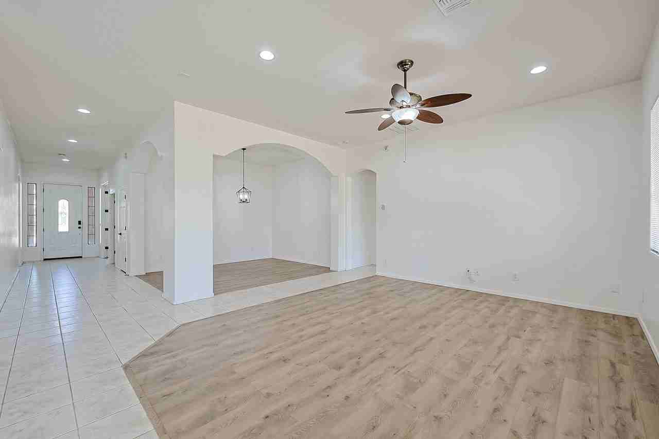 7005 S 57th Ave - Photo 7 of 32