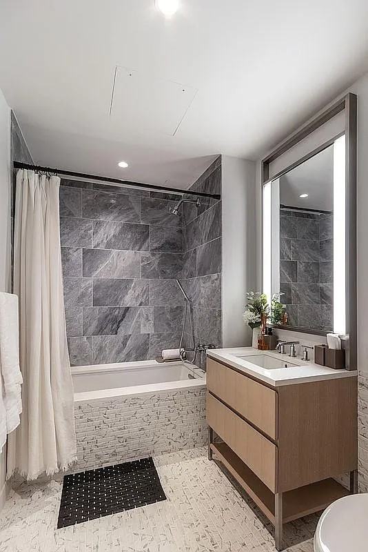 504 W 45th St #32A - Photo 4 of 5