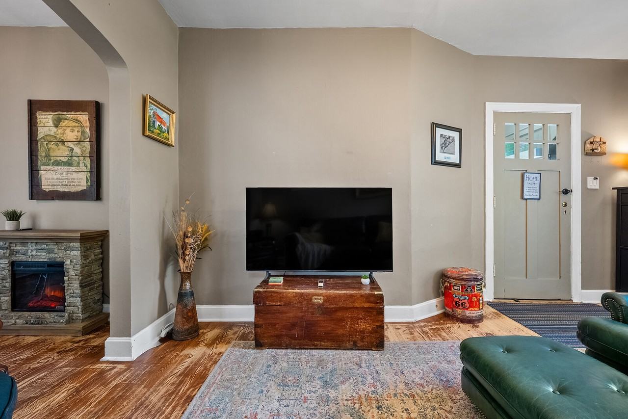 39 34 Ave Sw - Photo 4 of 49