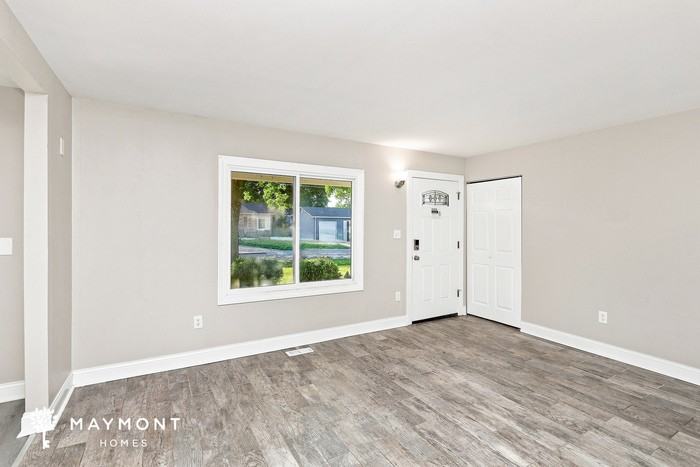 990 Sheffield Dr - Photo 5 of 15