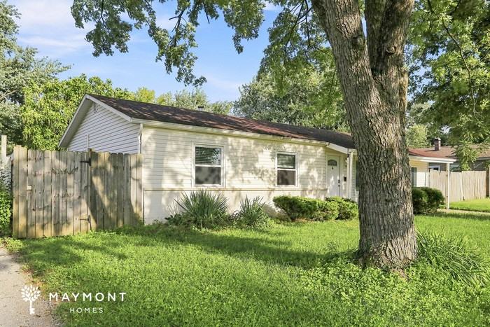 990 Sheffield Dr - Photo 4 of 15