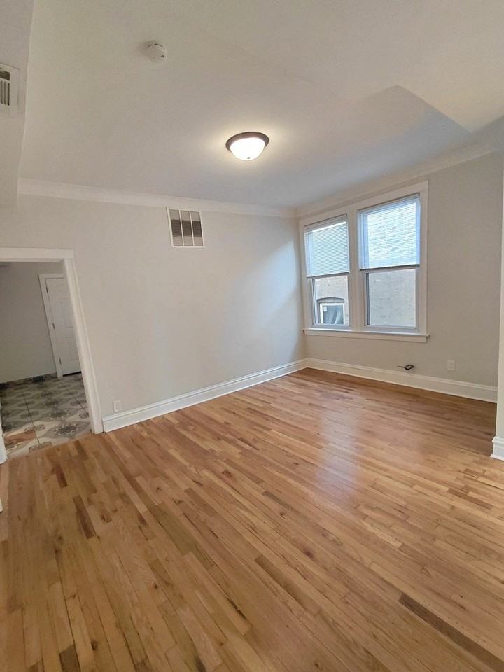 1255 N Harding Ave #2S - Photo 3 of 13
