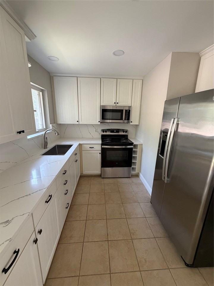 2579 Springvale Dr - Photo 3 of 9