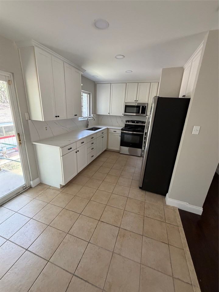 2579 Springvale Dr - Photo 4 of 9