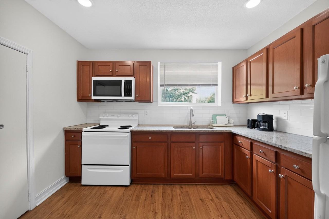 1403 W 22nd St - Photo 3 of 10
