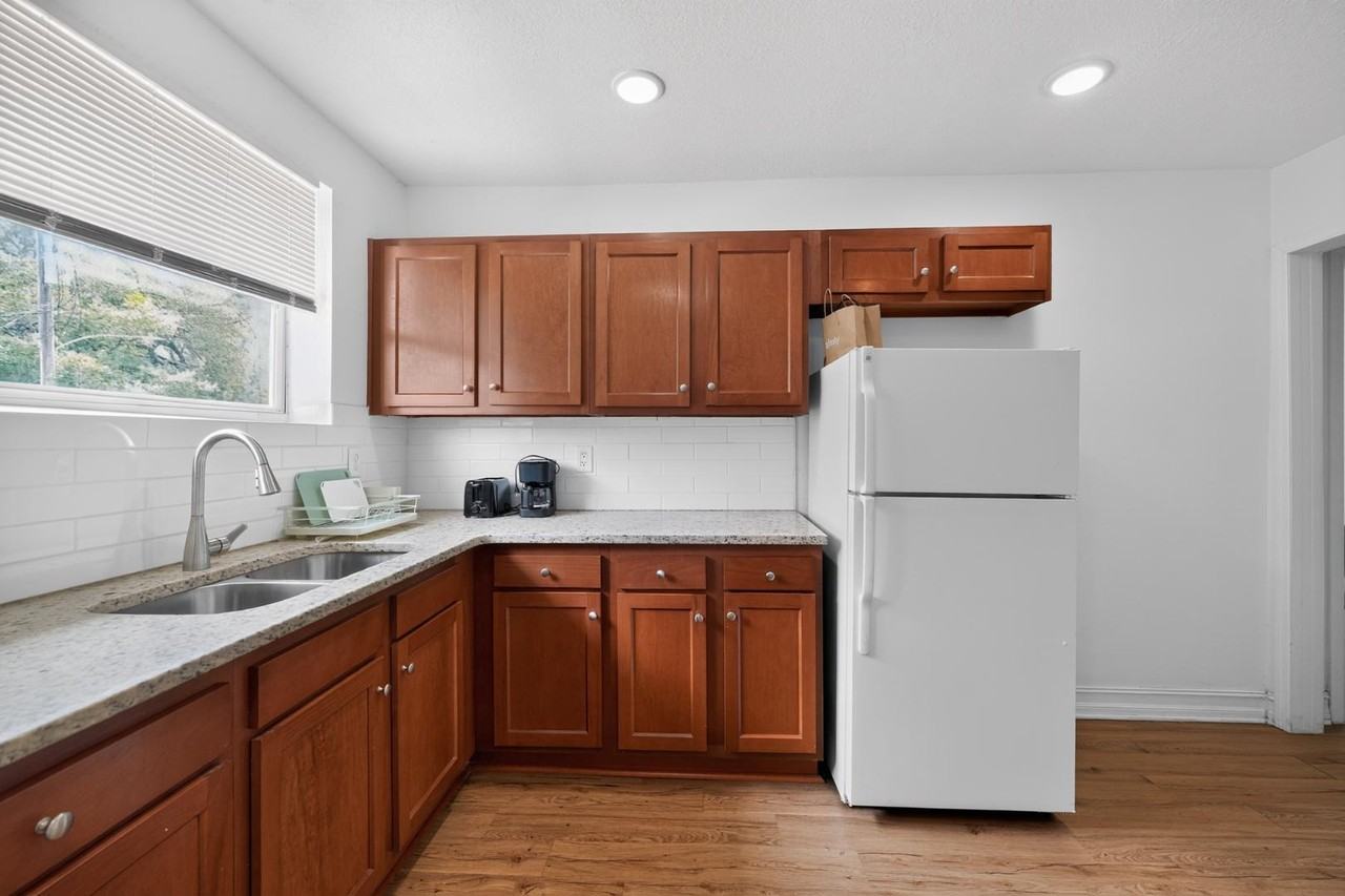 1403 W 22nd St - Photo 4 of 10