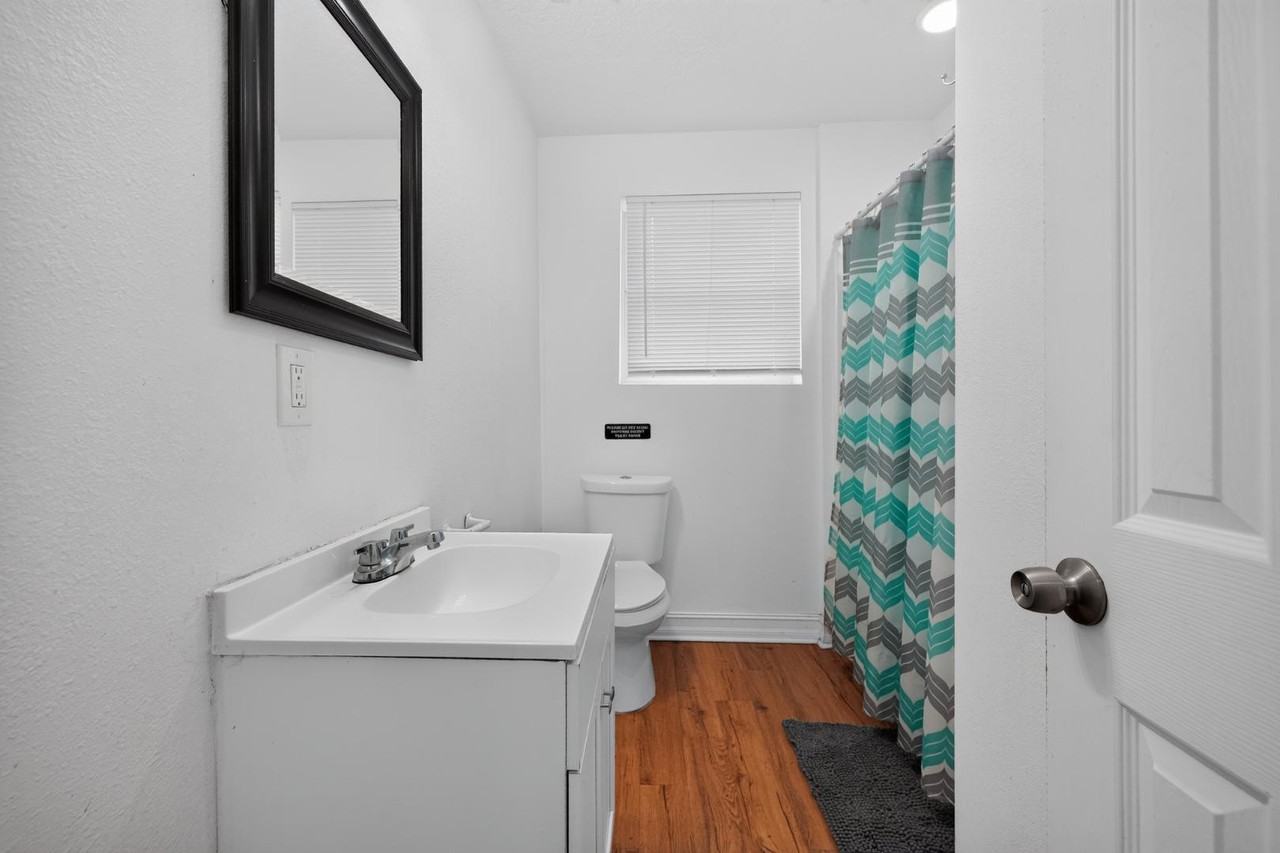 1403 W 22nd St - Photo 5 of 10