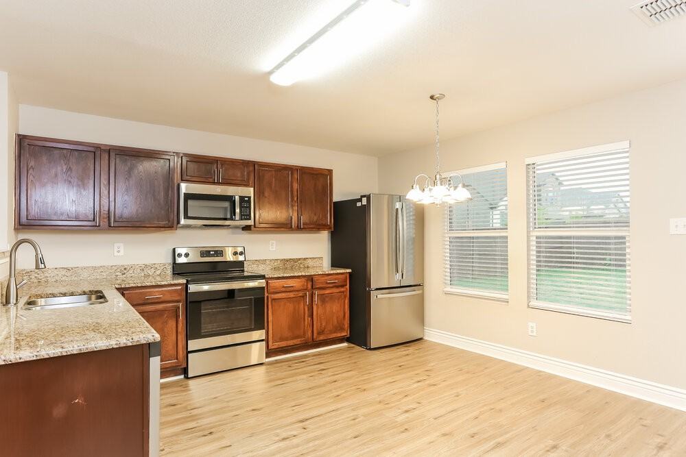 8126 Stowe Springs Ln - Photo 6 of 16