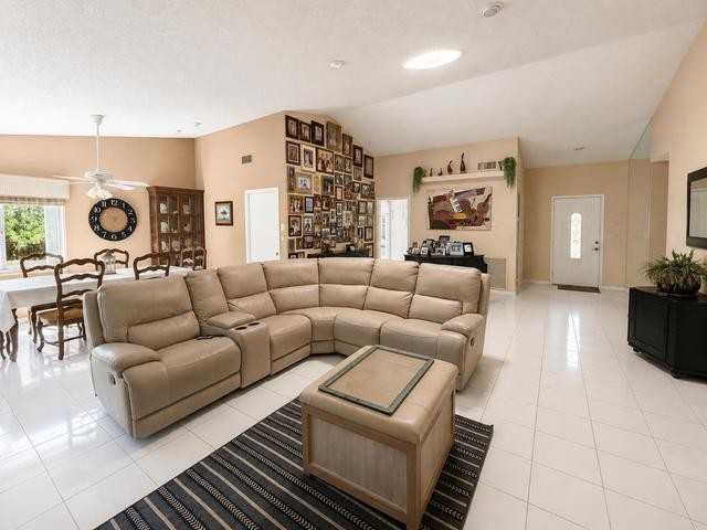 7758 Cloverfield Circle - Photo 3 of 8