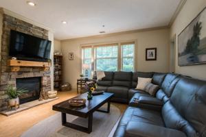 featured image of 1560 Country Club Dr