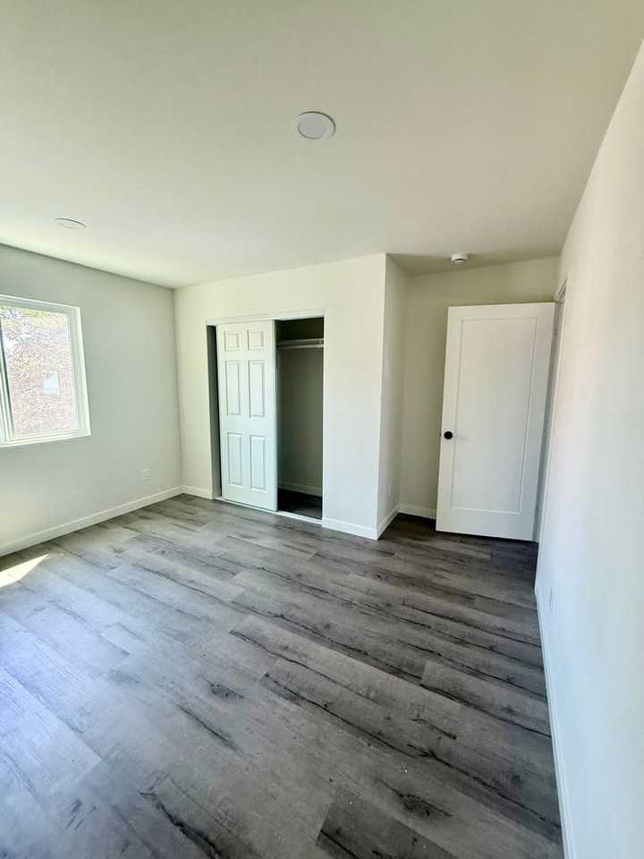 5844 1/2 Denver Ave - Photo 5 of 12
