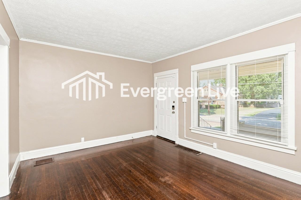 7833 Joseph St - Photo 3 of 15