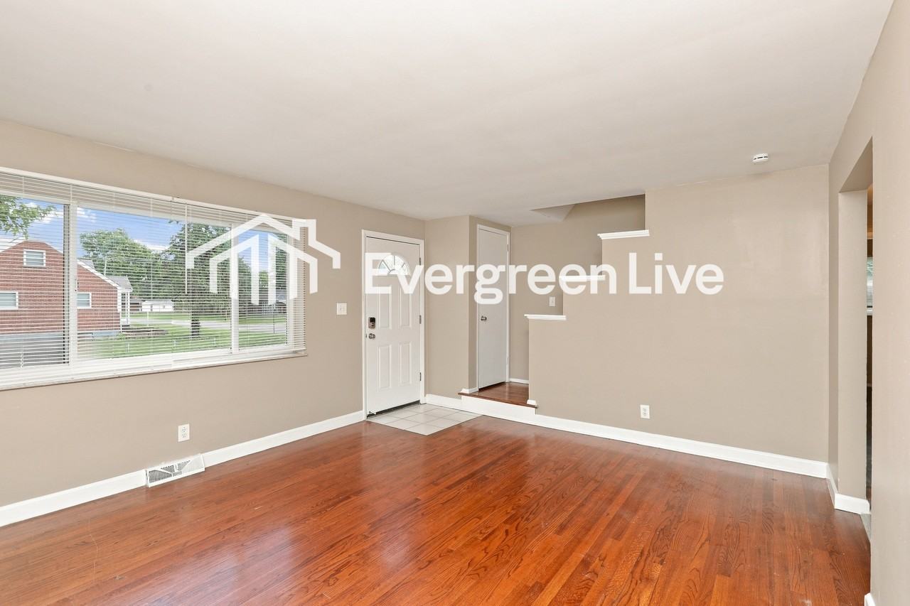 9201 Maverick Dr - Photo 3 of 15