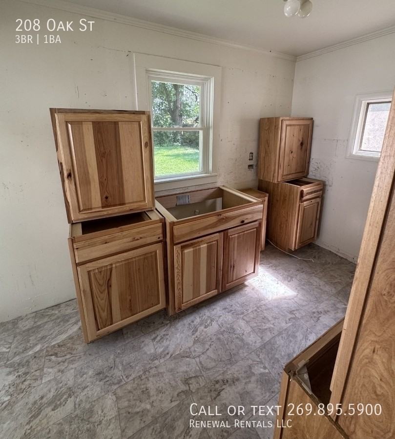 208 Oak St - Photo 3 of 9