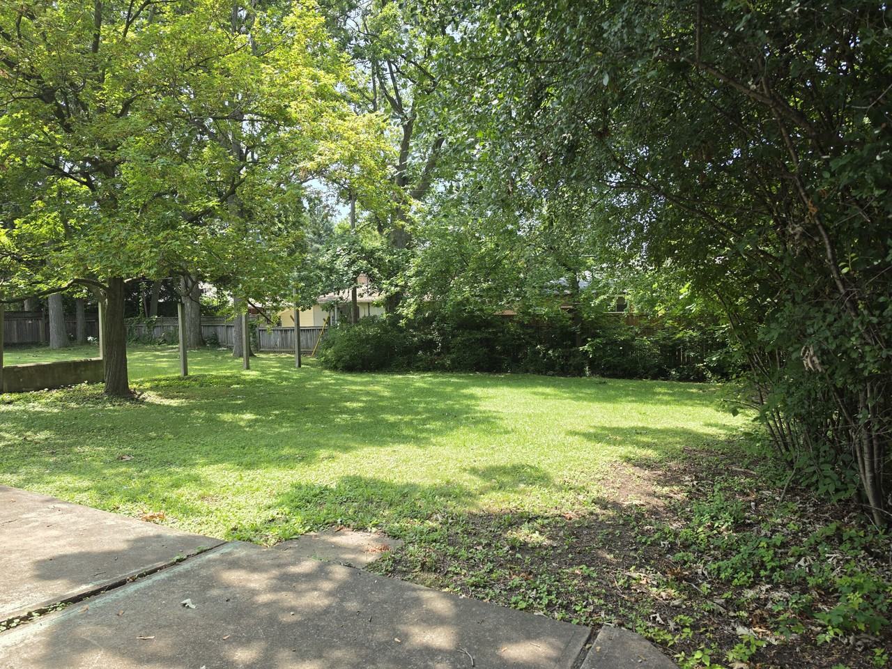 14 West Hampton Rd - Photo 3 of 20