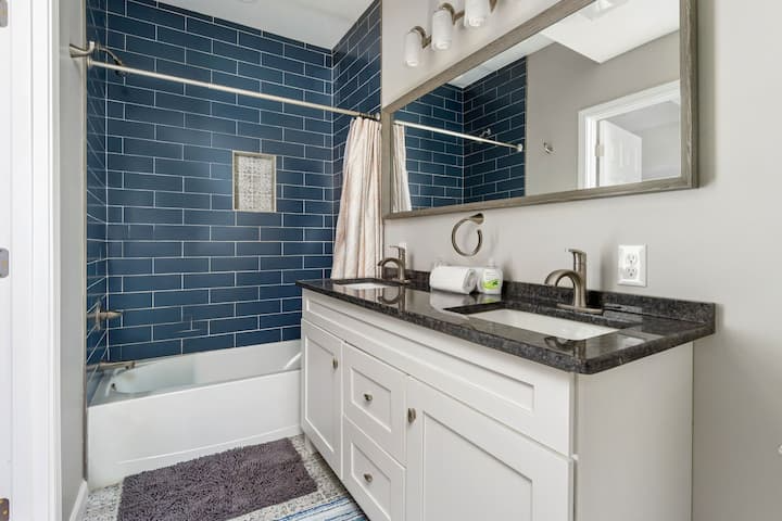 1313 Summit St - Photo 5 of 26